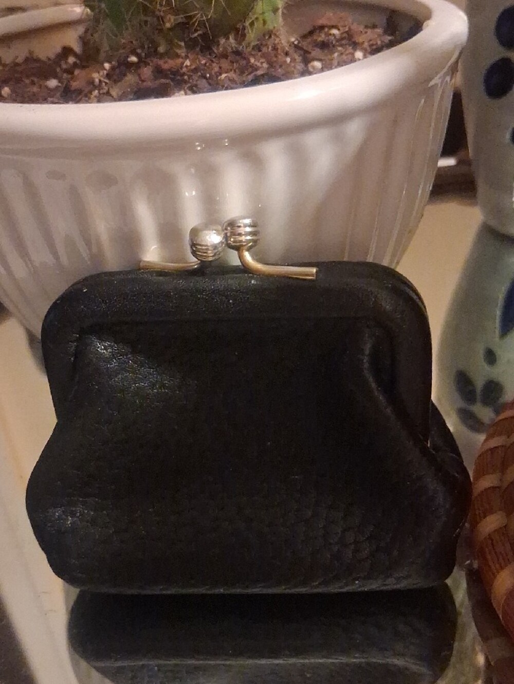 Vintage Dooney & Bourke Black Leather Kiss-Lock Coin Purse with Brown Logo Patch - Picture 7 of 10